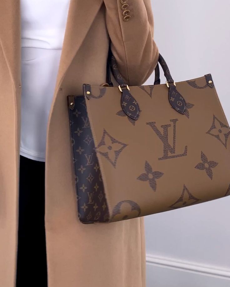AAA quality women's leather handbag with detailed craftsmanship