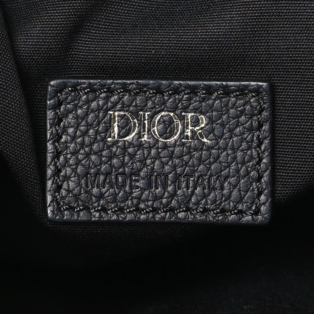 Close-up of the Dior Oblique jacquard pattern and silver-tone hardware on the Men's Saddle Bag