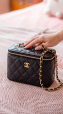 Model carrying the black lambskin Ch@nel Pearl Crush Vanity Case with adjustable Pearl Crush chain strap