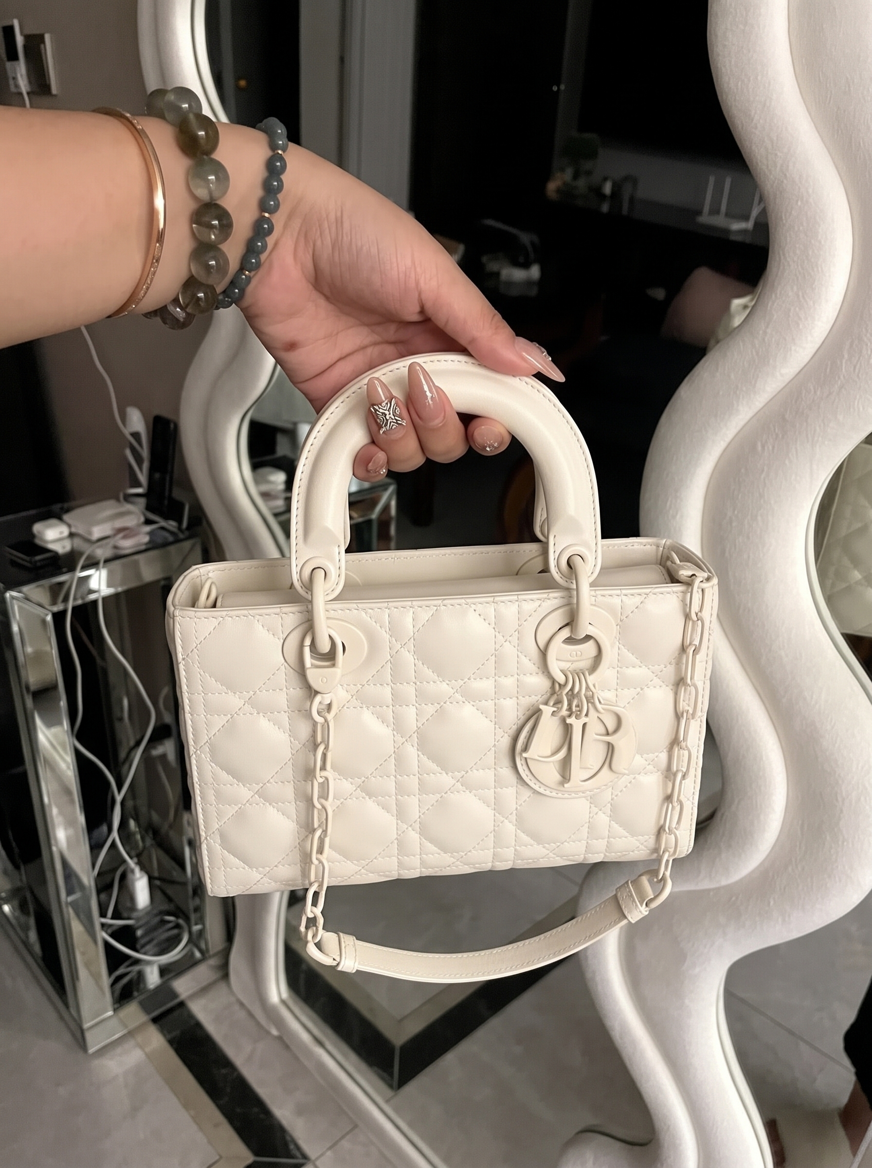 mode is carriying D!0r Medium Lady D-Joy Handbag bags