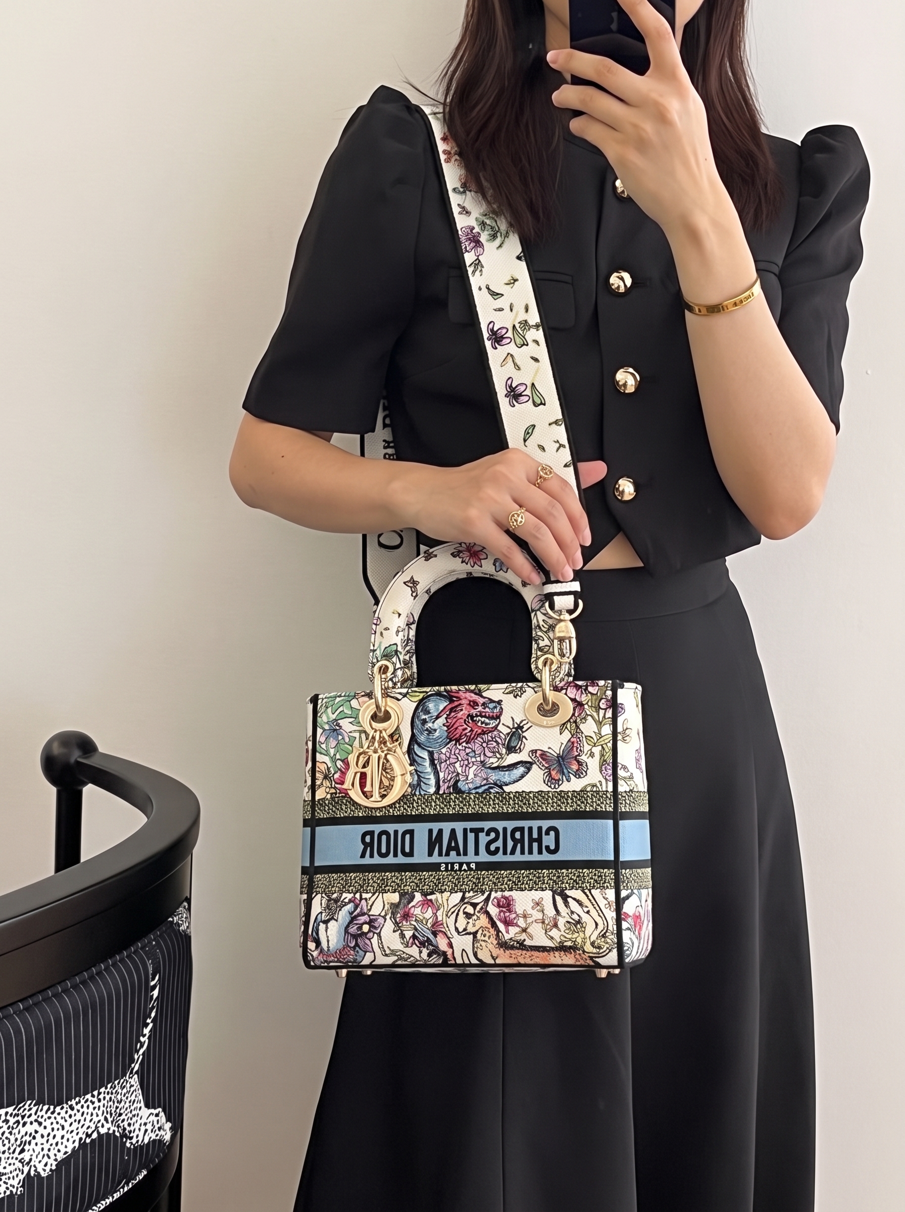 Model carrying the D!0r Medium Lady D-Lite latte D-Constellation embroidered Medium Lady D-Lite bag with detachable shoulder strap